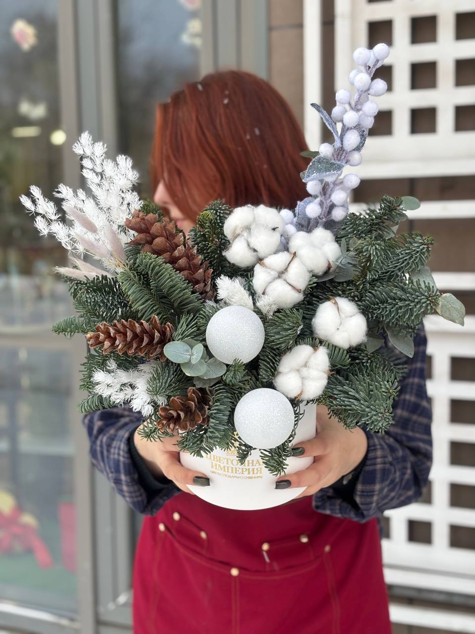 Новогодняя композиция с белыми шарами, хлопком и сухоцветами