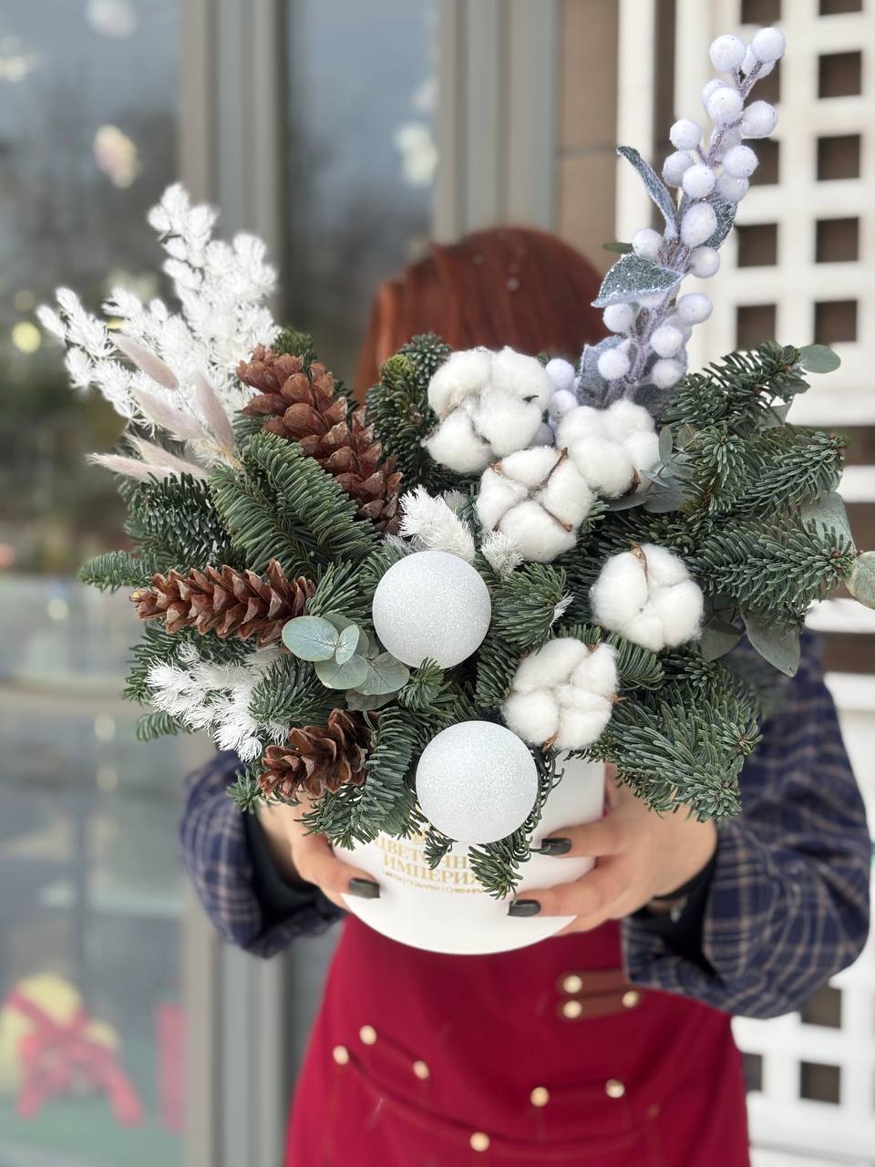 Новогодняя композиция с белыми шарами, хлопком и сухоцветами