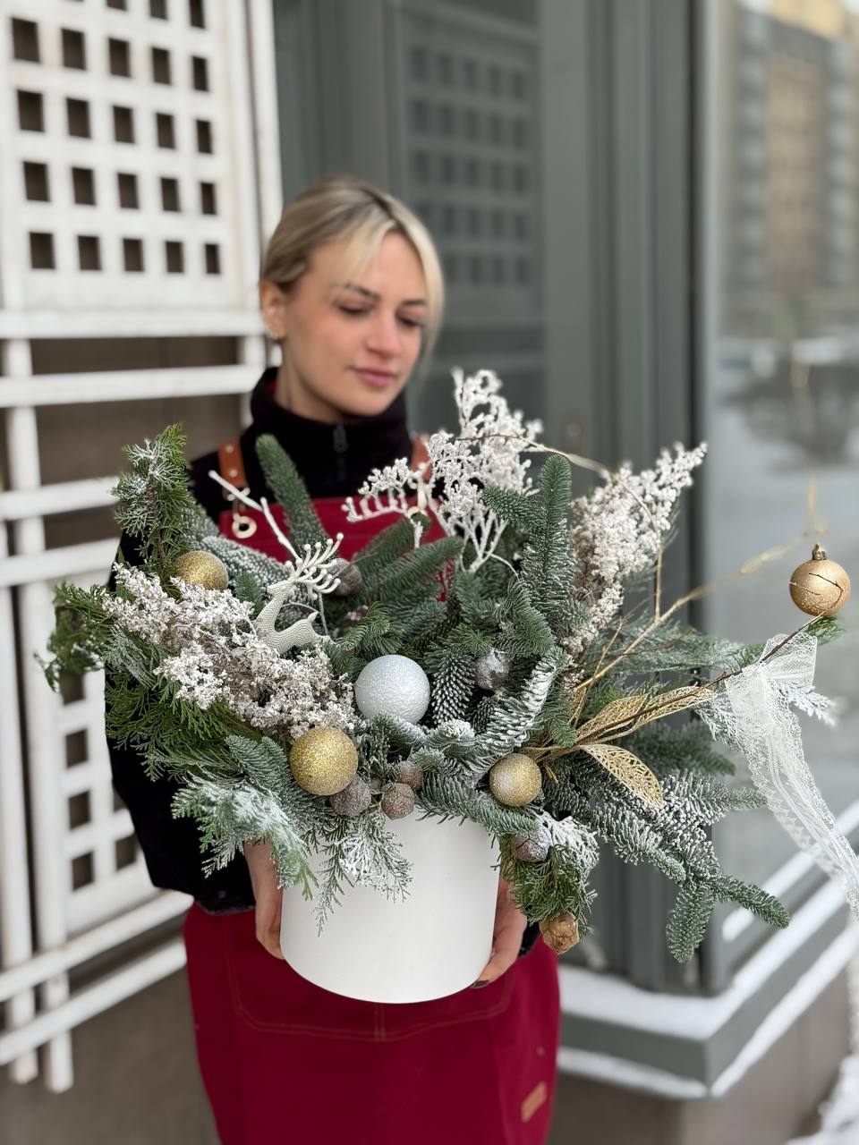 Композиция из еловых ветвей «Золото и снег»