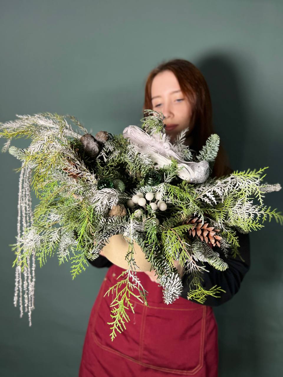 Композиция из еловых ветвей в коробке