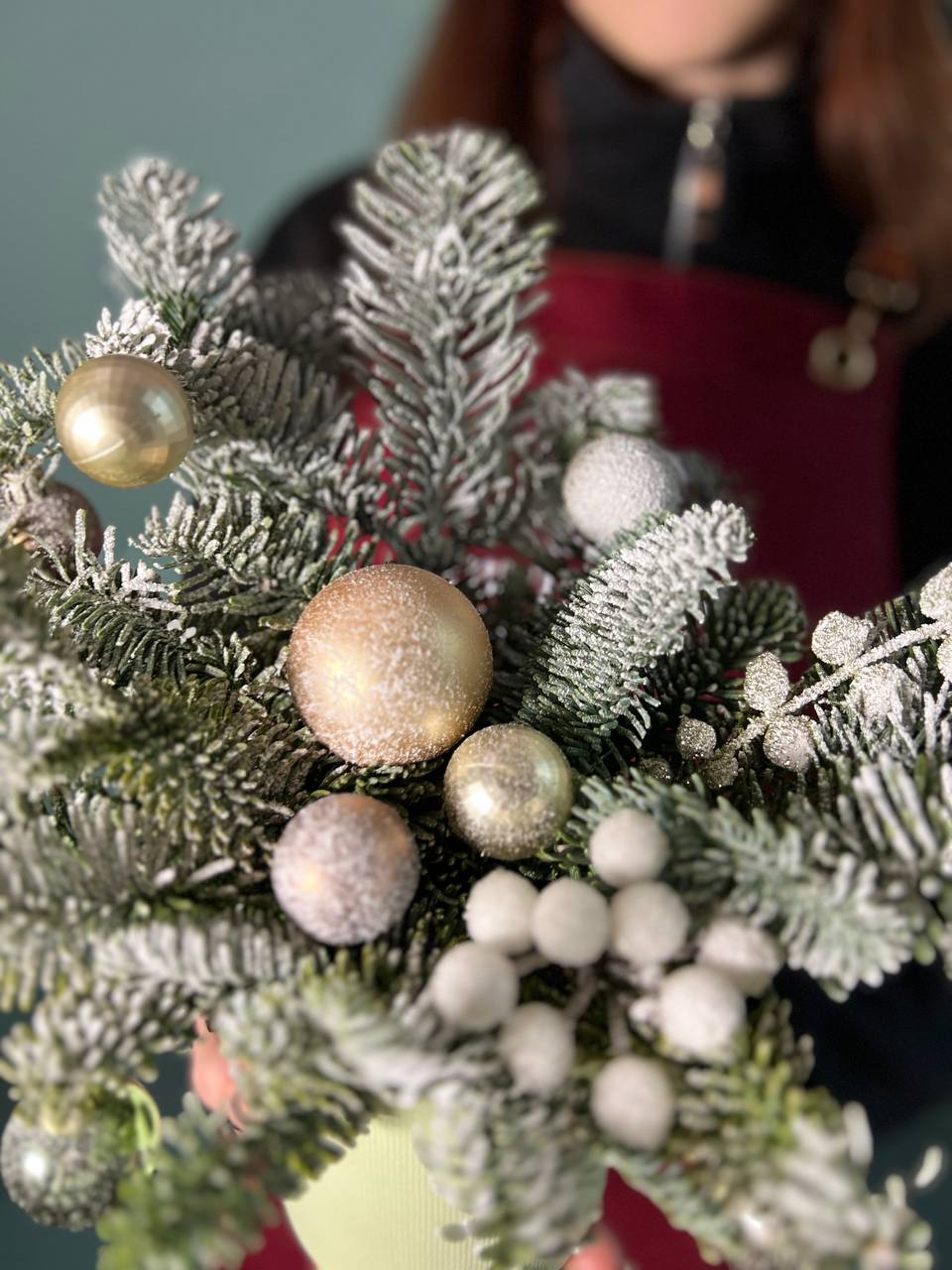 Композиция из ели с шарами