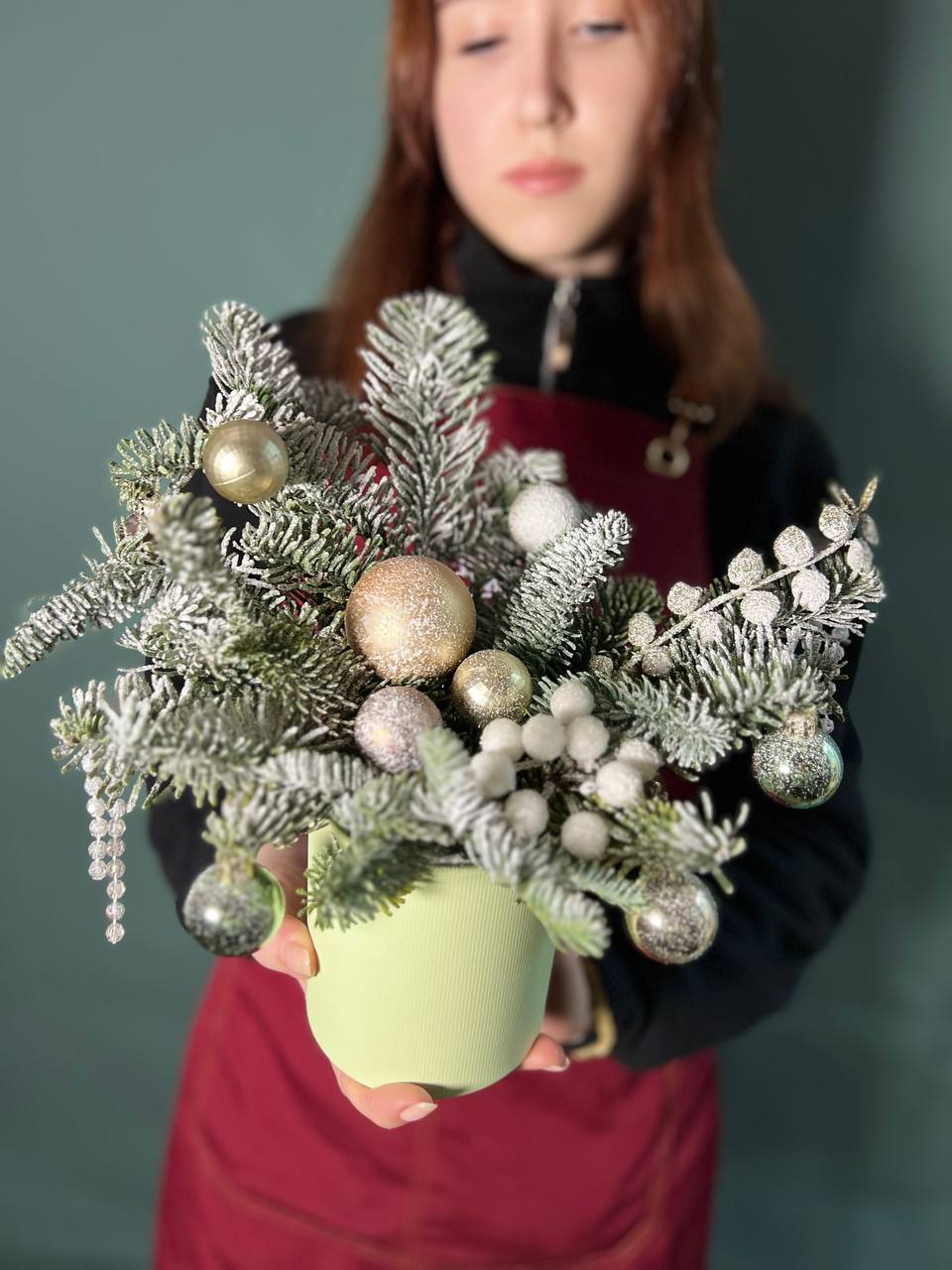 Композиция из ели с шарами