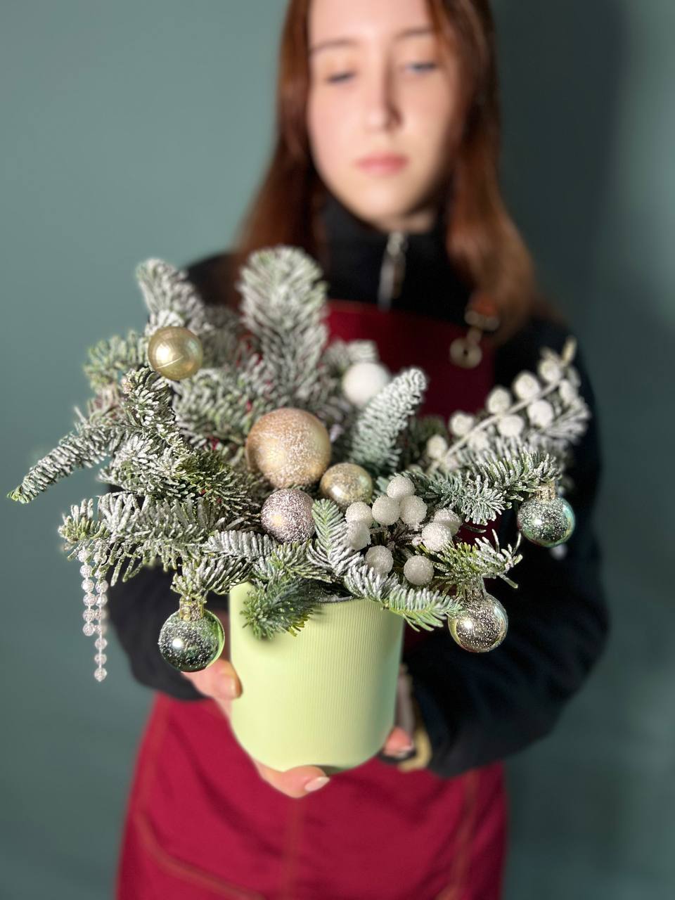 Композиция из ели с шарами