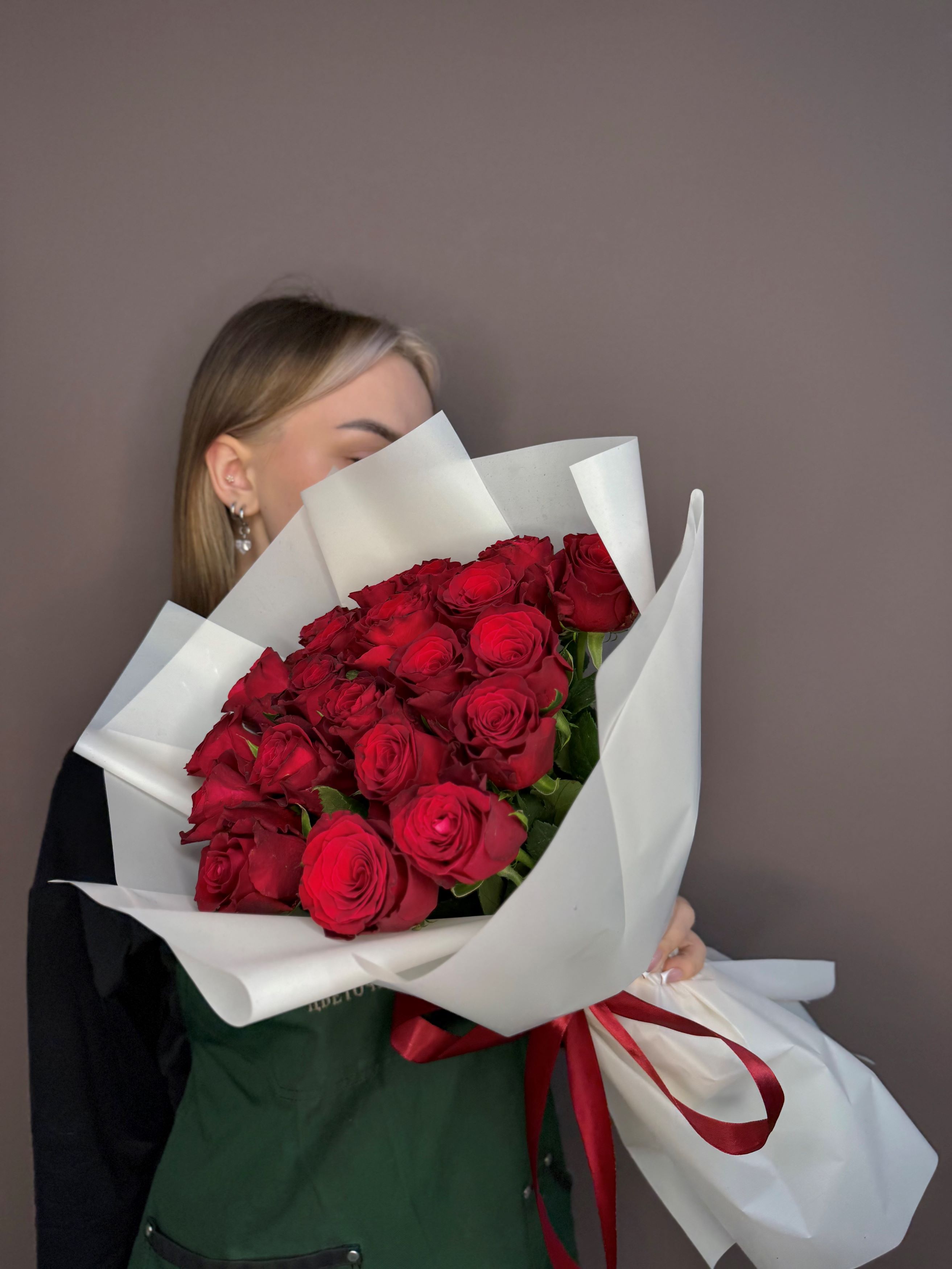 25 красных роз в нежном оформлении
