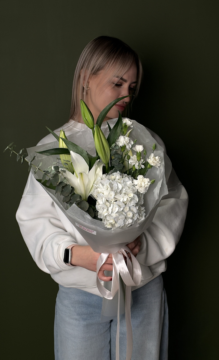 Букет с лилией и гортензией «White & Green» / Размер S
