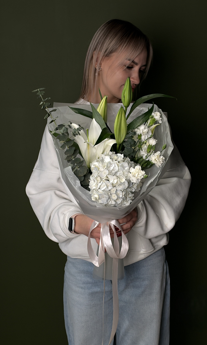 Букет с лилией и гортензией «White & Green» / Размер S